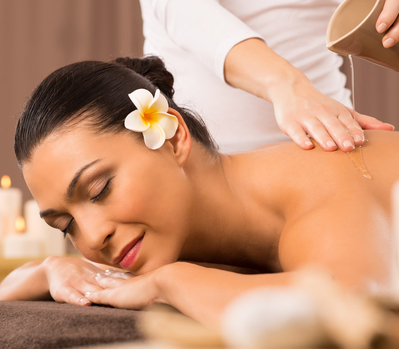 woman having a back oil massage PHW7JXQ.jpg